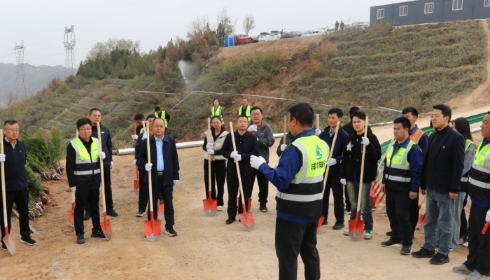 同心共绘生态图丨甘肃建投生态公司多支部联合开展秋季植树行..